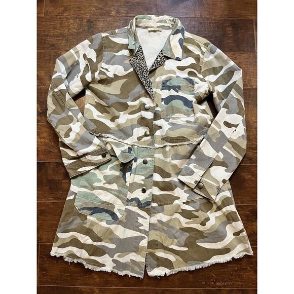 Mystree Camo Stretch Button Down Raw Hem Boho Casual Shirt Jacket Size Small - Picture 1 of 6